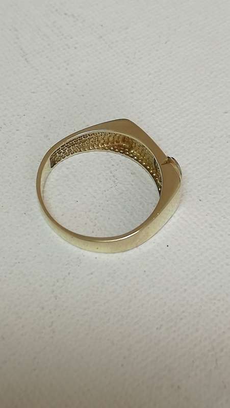 9ct Yellow gold unisex diamond ring